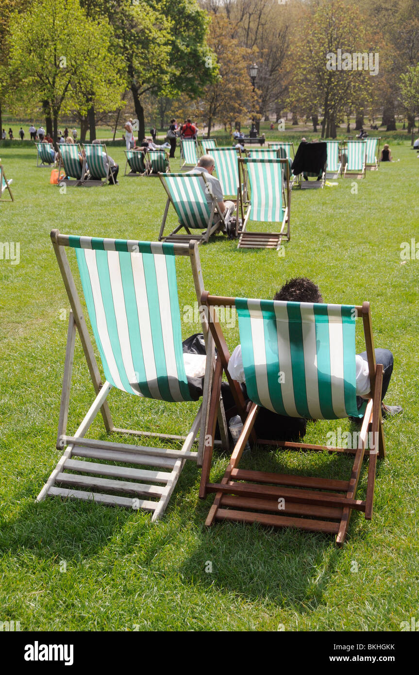Deck chairs uk park hi-res stock photography and images - Alamy