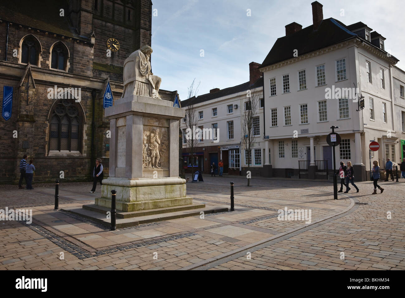 Johnson Birthplace Museum and Statue of Dr Samuel Johnson in the Market Square, Lichfield, Staffordshire. Stock Photo