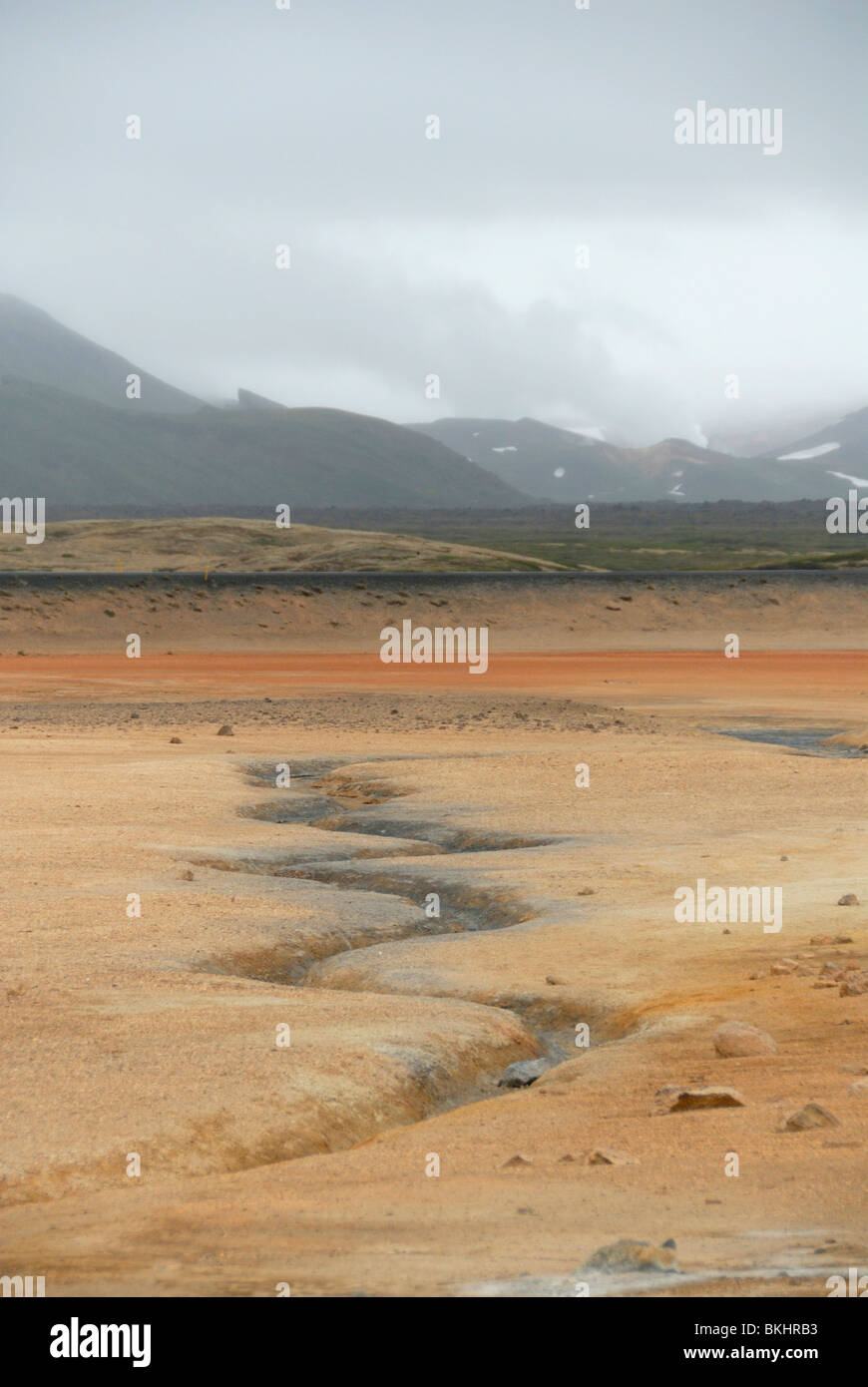 droge rivierbedding met divers gekleurde afzettingen in gebied met vulkanische activiteit in IJsland; Stock Photo