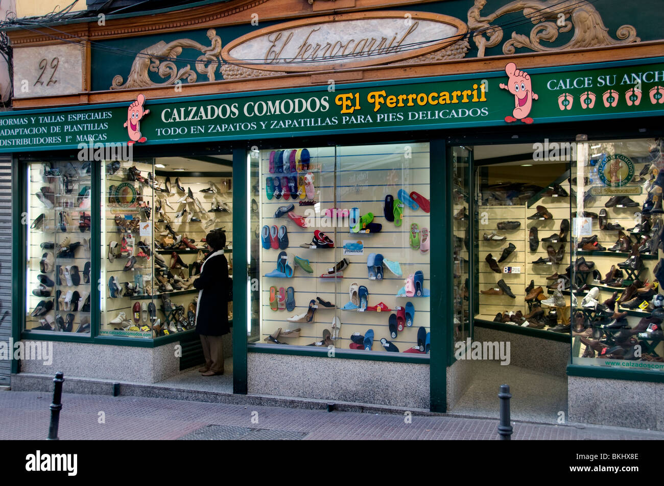 partido Democrático presidente Por Old Madrid Shoe Shop Spain Spanish Shoes Market Stock Photo - Alamy