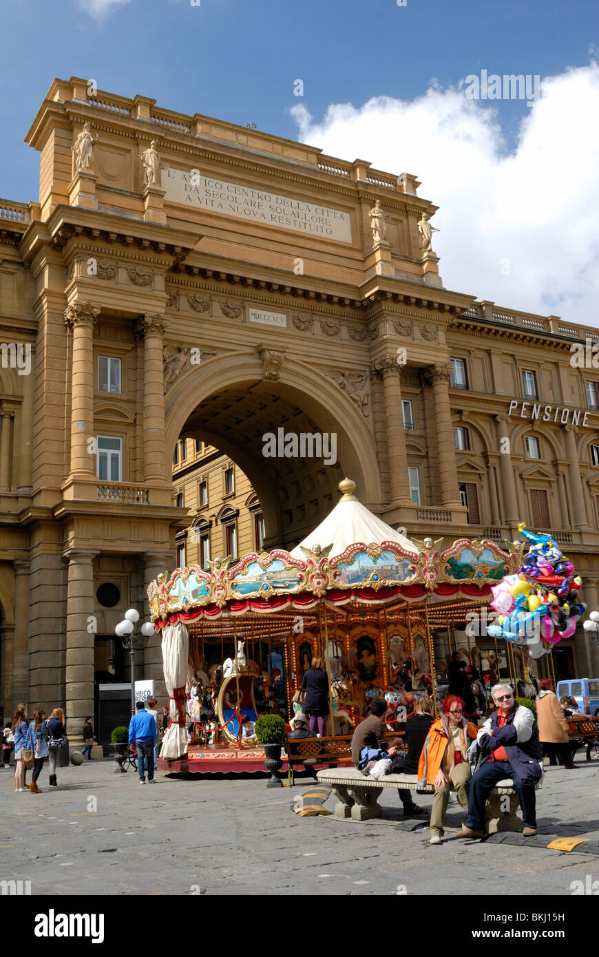 A spectacular view to the Roman style triumphal arch, that celebrates Florence's time 1865-71 as Italy's capital, in Piazza dell Stock Photo