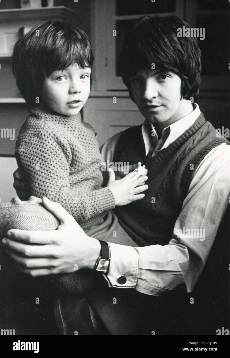 HOLLIES - Group member Terry Sylvester with his son in 1969 Stock Photo