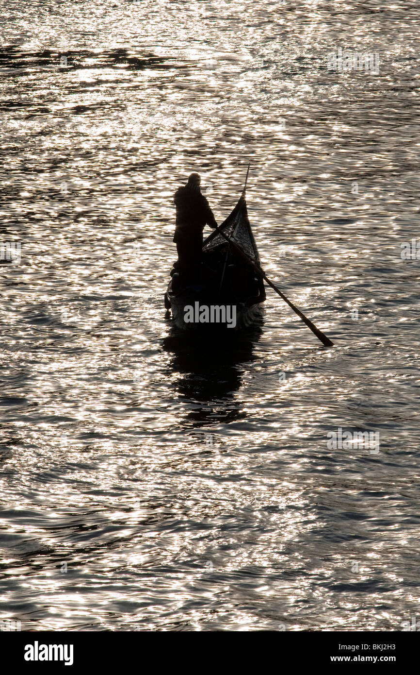 Gondola venice couple sunset hi-res stock photography and images - Alamy