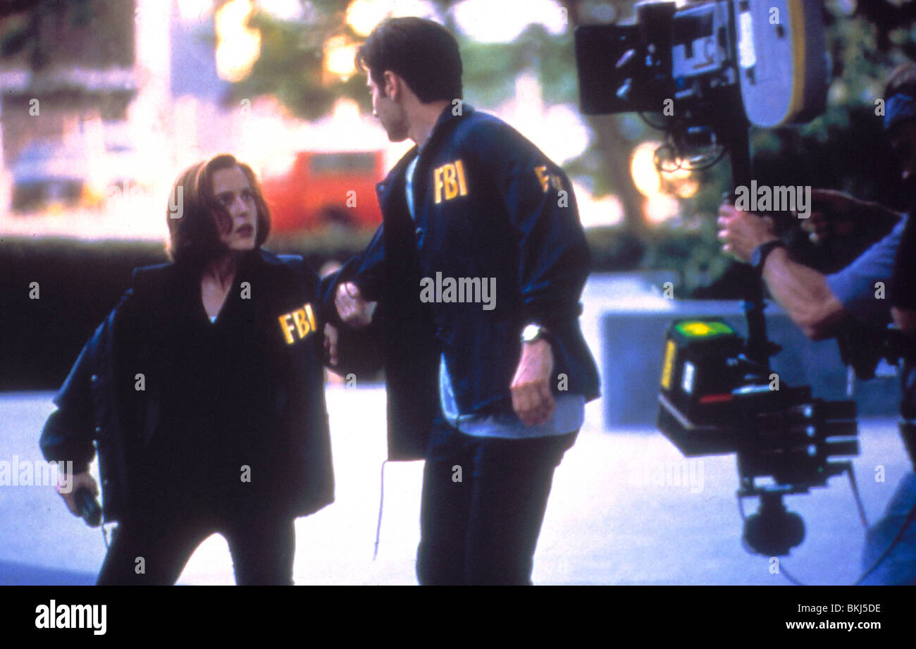 GILLIAN ANDERSON O/S X-FILES: THE MOVIE (1998) WITH DAVID DUCHOVNY GLAD 020  Stock Photo - Alamy