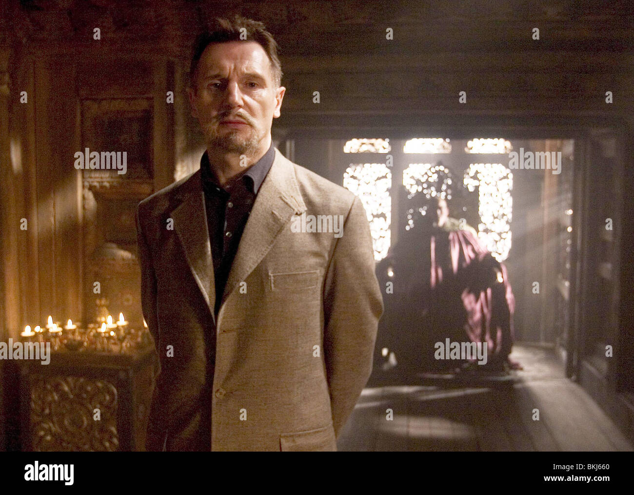 BATMAN BEGINS (2005) LIAM NEESON BBEG 001032 Stock Photo Alamy