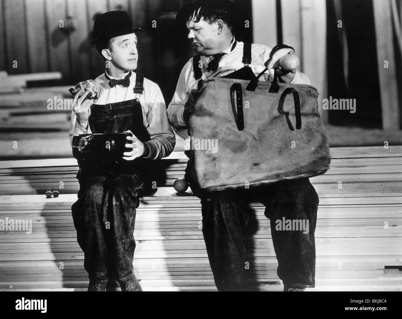 BUSY BODIES (1933) STAN LAUREL, OLIVER HARDY, LAUREL AND HARDY BSYB 001P Stock Photo