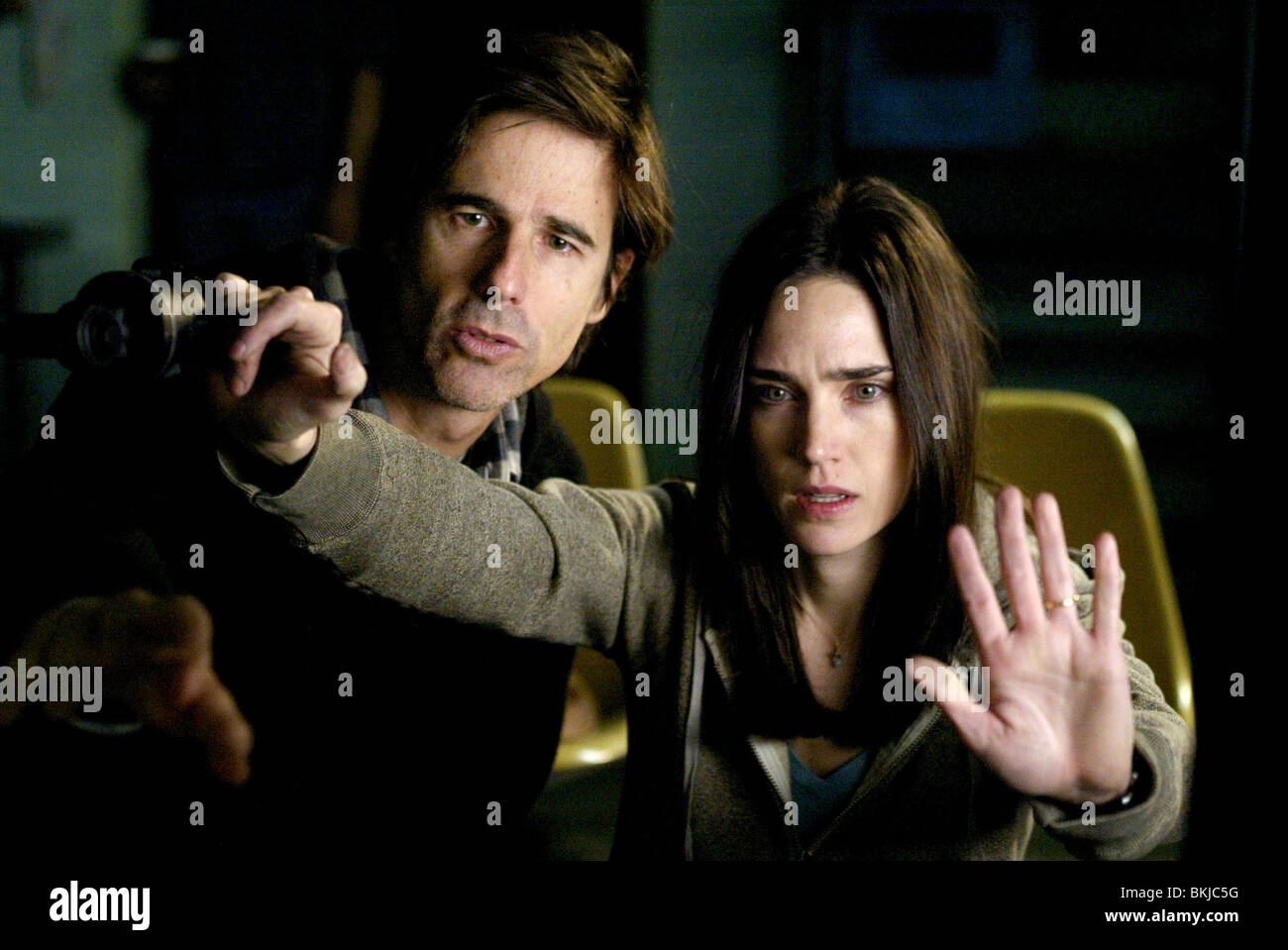 FILMING O/S 'DARK WATER' (2005) WITH WALTER SALLES (DIR), JENNIFER CONNELLY DKWR 001-F02 Stock Photo