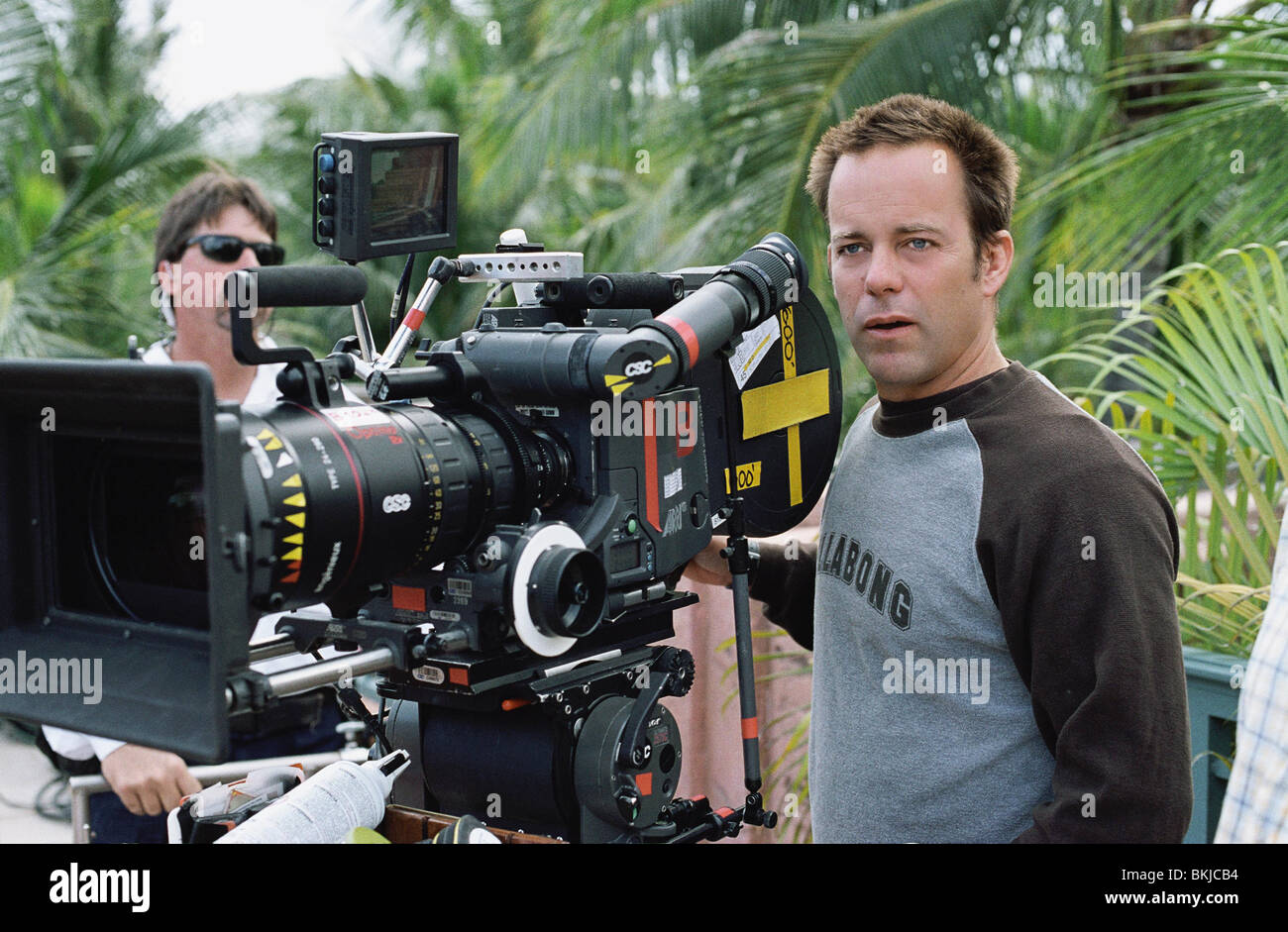 FILMING O/S 'INTO THE BLUE' (2005) WITH JOHN STOCKWELL (DIR) ITBL 001-F3 Stock Photo