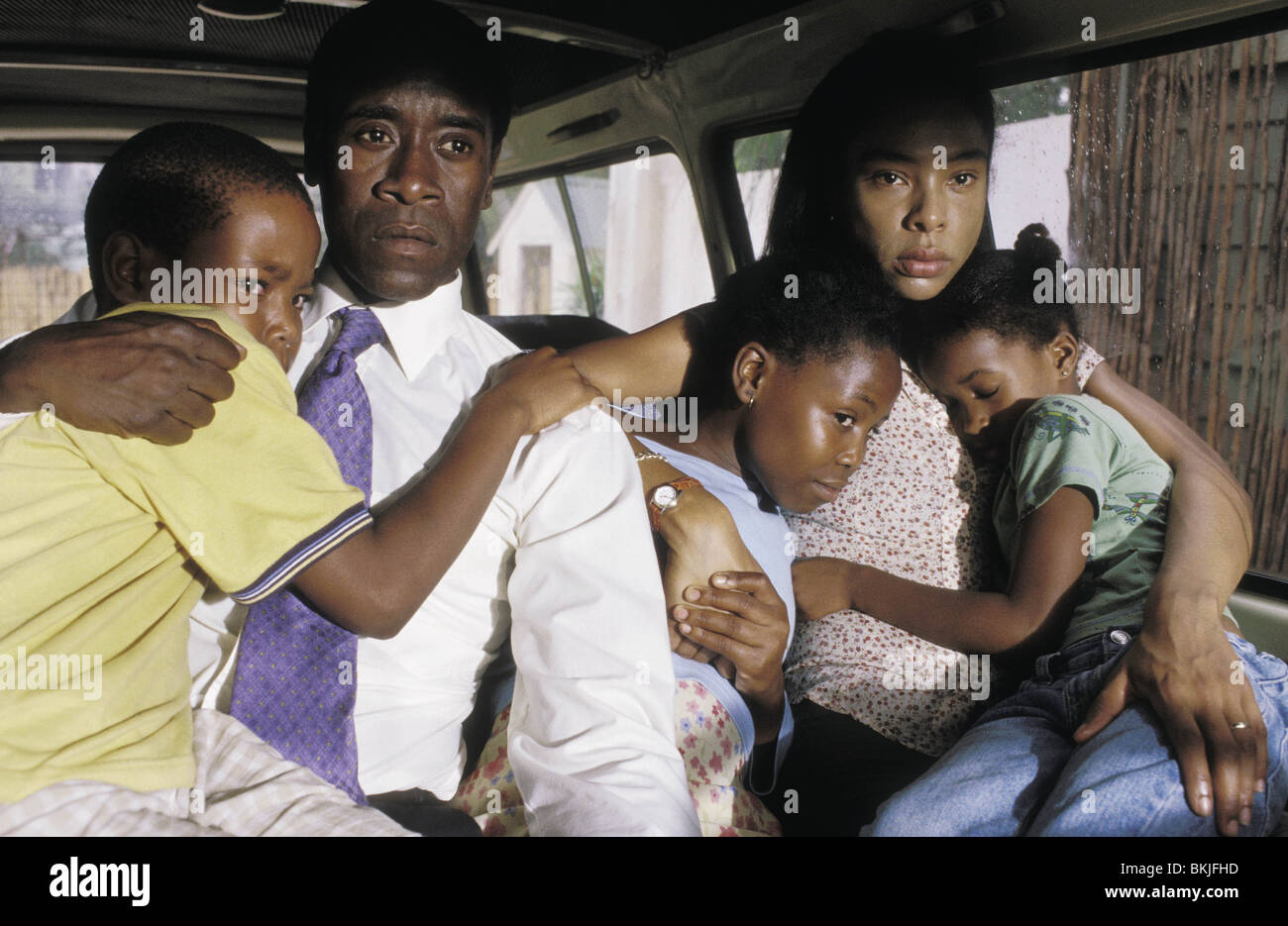 HOTEL RWANDA (2004) DON CHEADLE, SOPHIE OKONEDO HOTR 001-03 Stock Photo