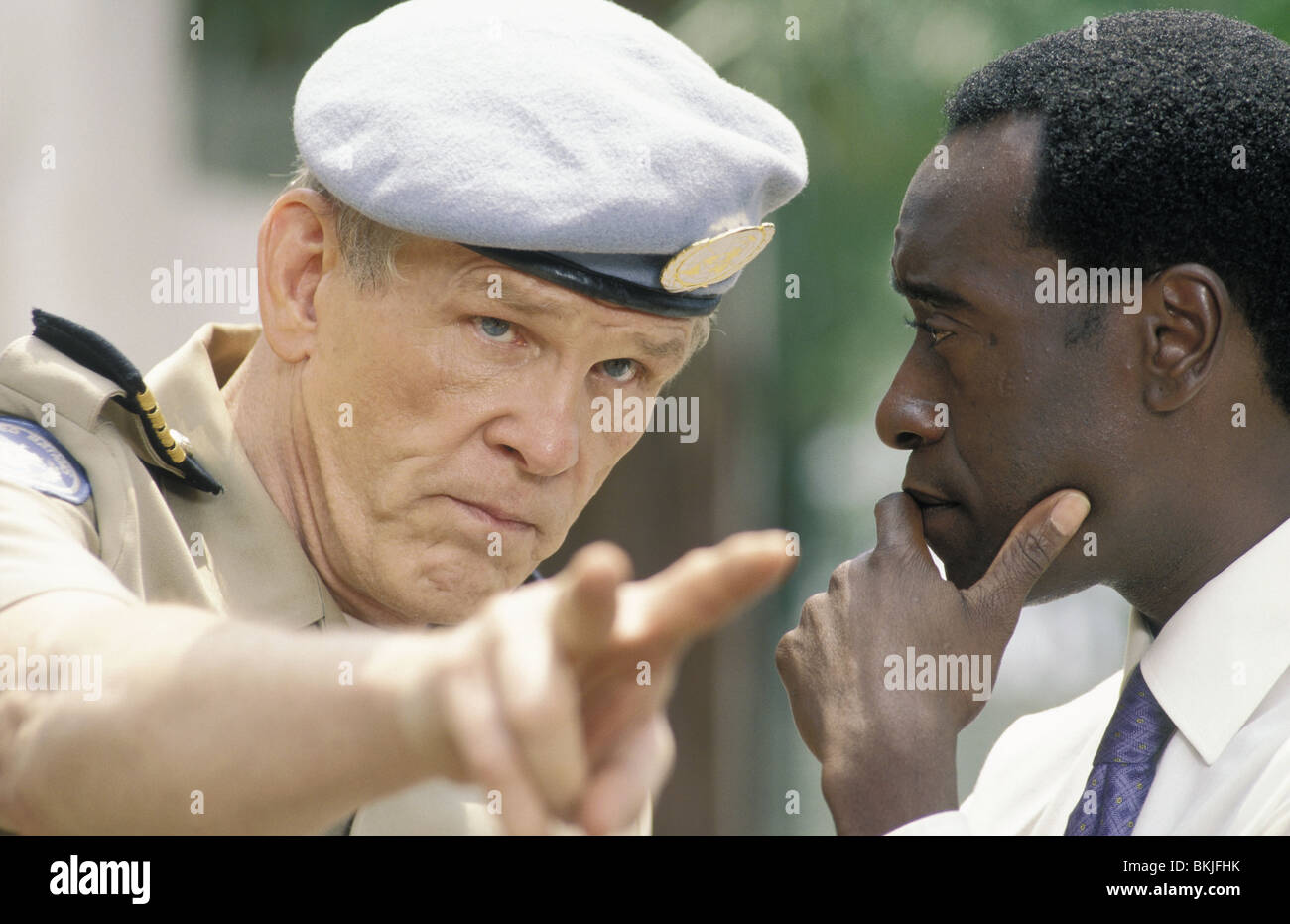 HOTEL RWANDA (2004) NICK NOLTE, DON CHEADLE HOTR 001 Stock Photo