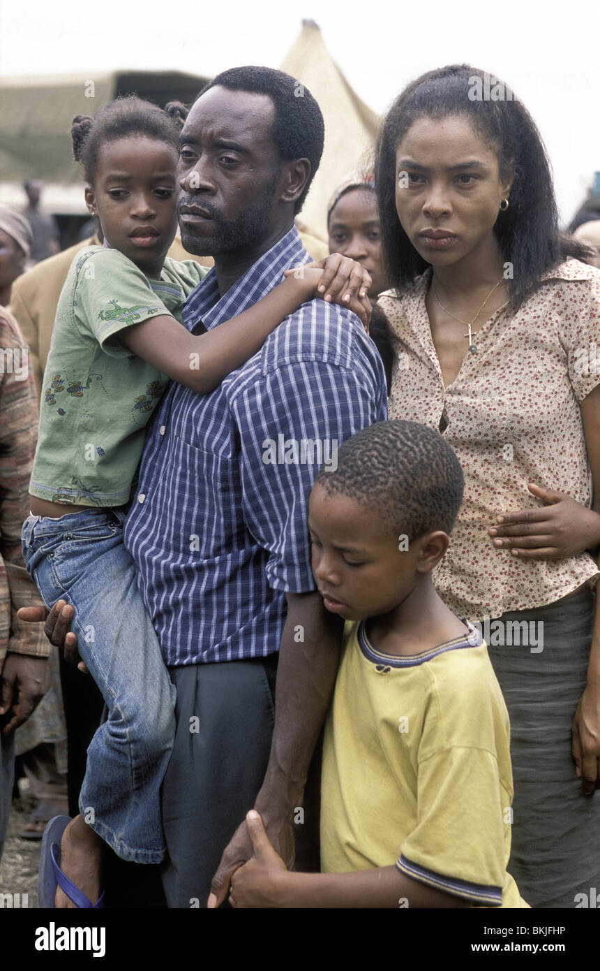 HOTEL RWANDA (2004) DON CHEADLE, SOPHIE OKONEDO HOTR 001-09 Stock Photo