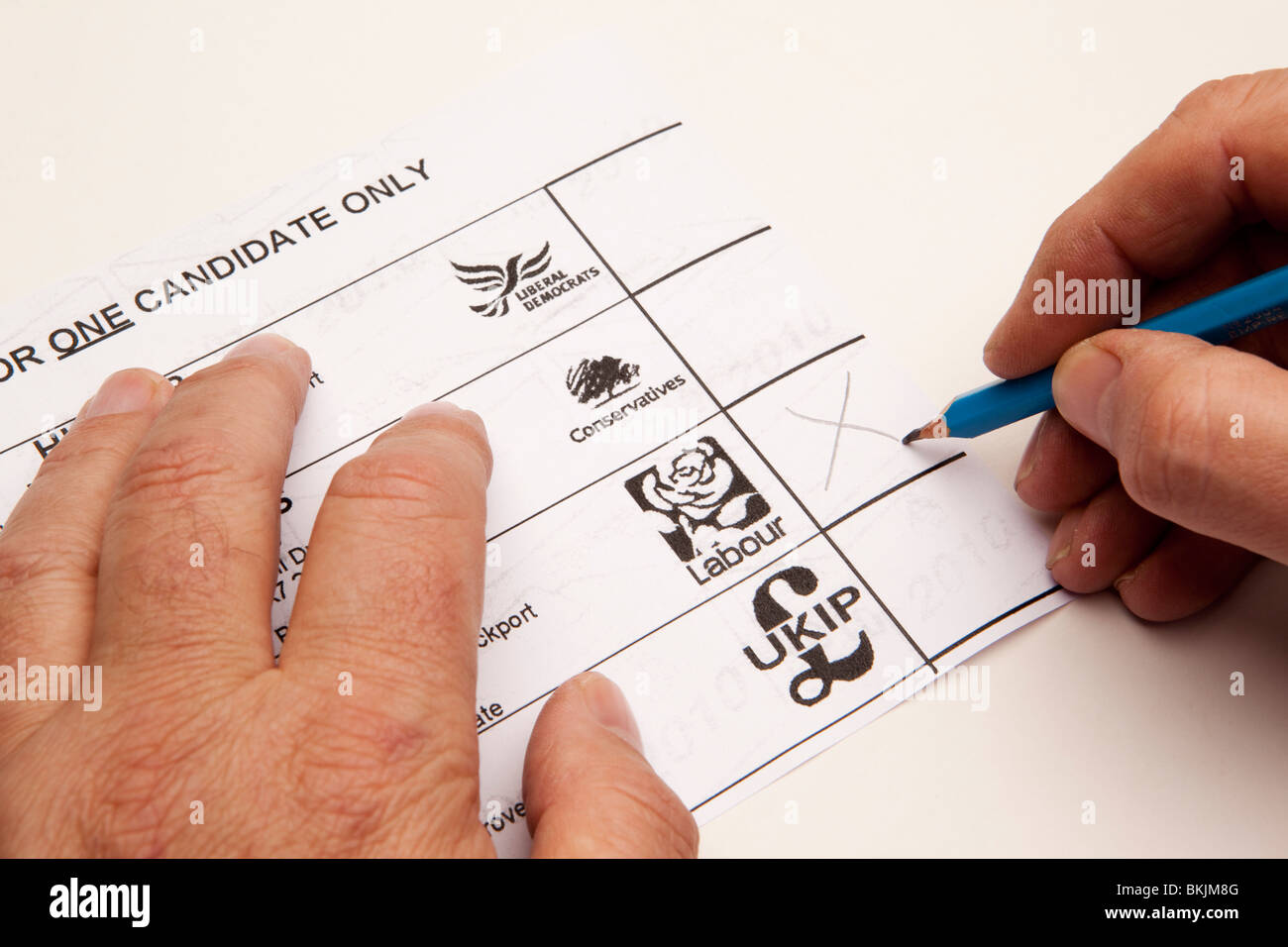 UK Elections man voting Labour on ballot paper Stock Photo