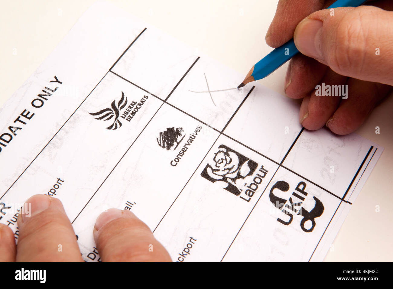 UK Elections man voting on ballot paper for Conservative candidate Stock Photo