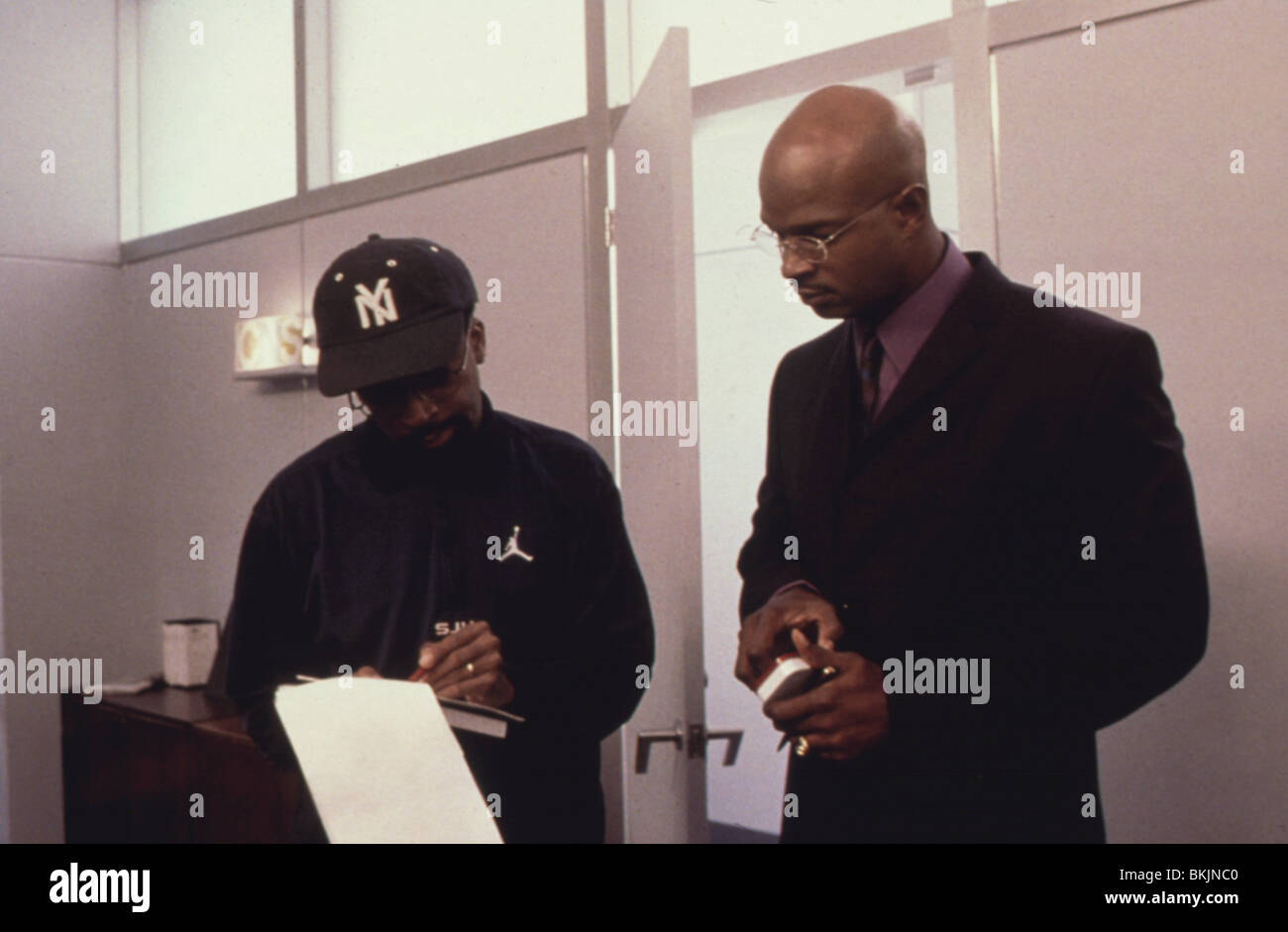 SPIKE LEE (DIR) O/S 'BAMBOOZLED (2000)' WITH DAMON WAYANS SKLE 066
