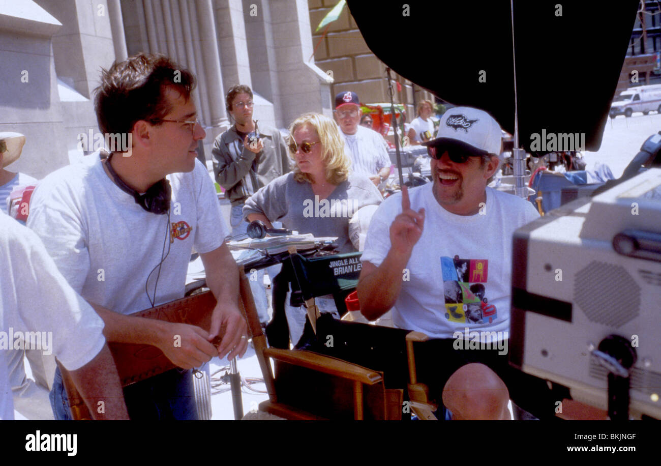 FILMING BRIAN LEVANT O/S 'JINGLE ALL THE WAY (1996)' WITH CHRIS COLUMBUS (PRO) BRLE 001 Stock Photo