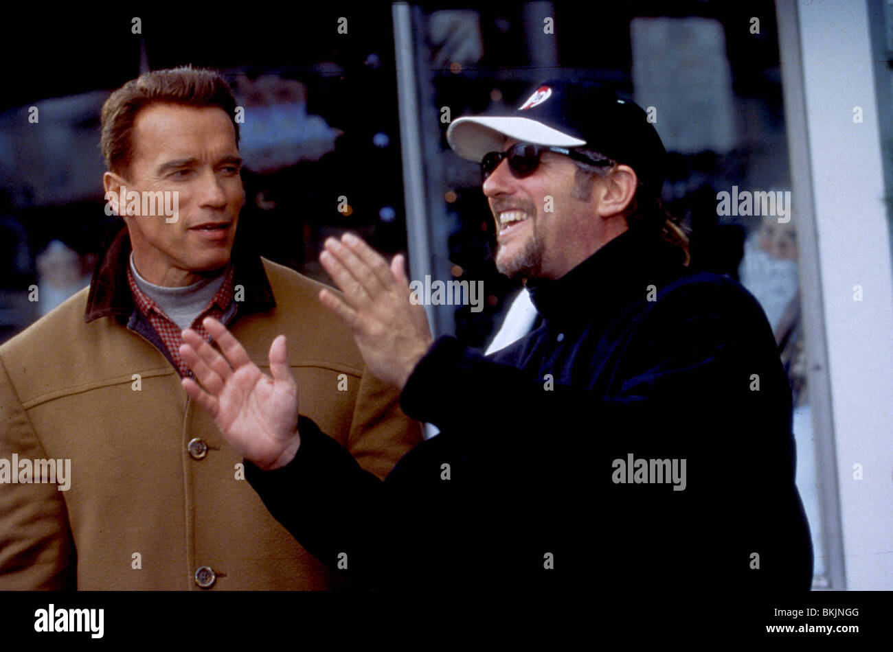 BRIAN LEVANT (DIR) O/S 'JINGLE ALL THE WAY (1996)' WITH ARNOLD SCHWARZENEGGER BRLE 002 Stock Photo