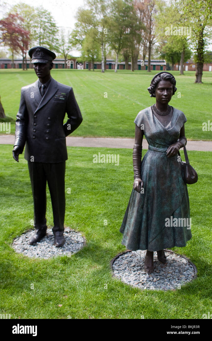 Sculpture of Queen Elizabeth 2 and Prince Philip at Ascot Racecourse