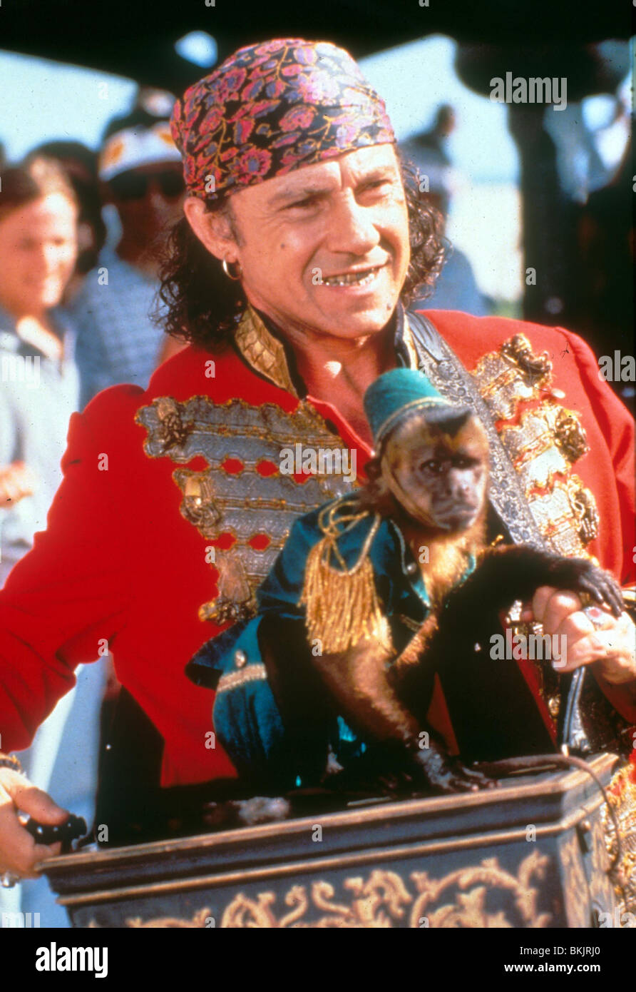 MONKEY TROUBLE (1994) HARVEY KEITEL MKYT 001 Stock Photo Alamy