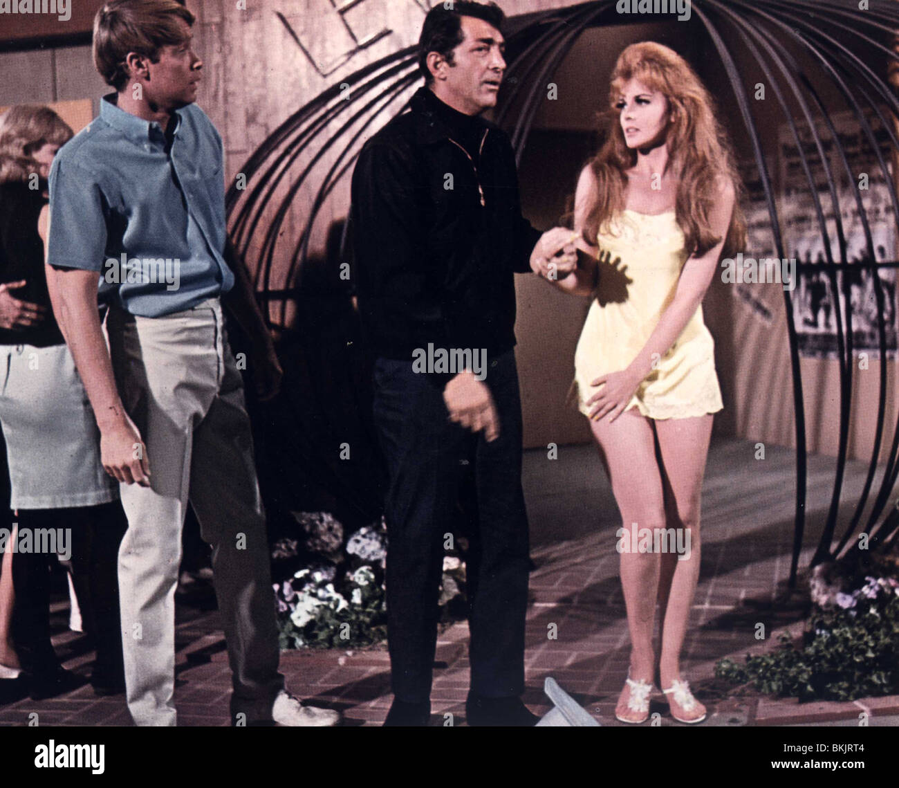 MURDERERS' ROW (1969) DEAN MARTIN, ANNMARGRET MROW 002CP Stock Photo