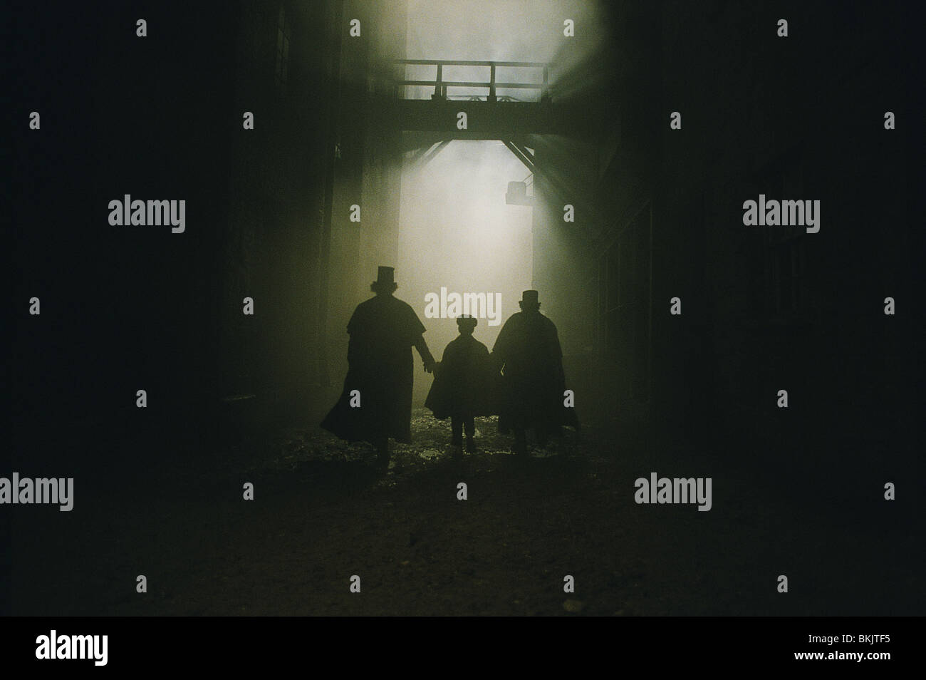 OLIVER TWIST (2005) MARK STRONG, BARNEY CLARK, JAMIE FOREMAN OLIT 001-19 Stock Photo