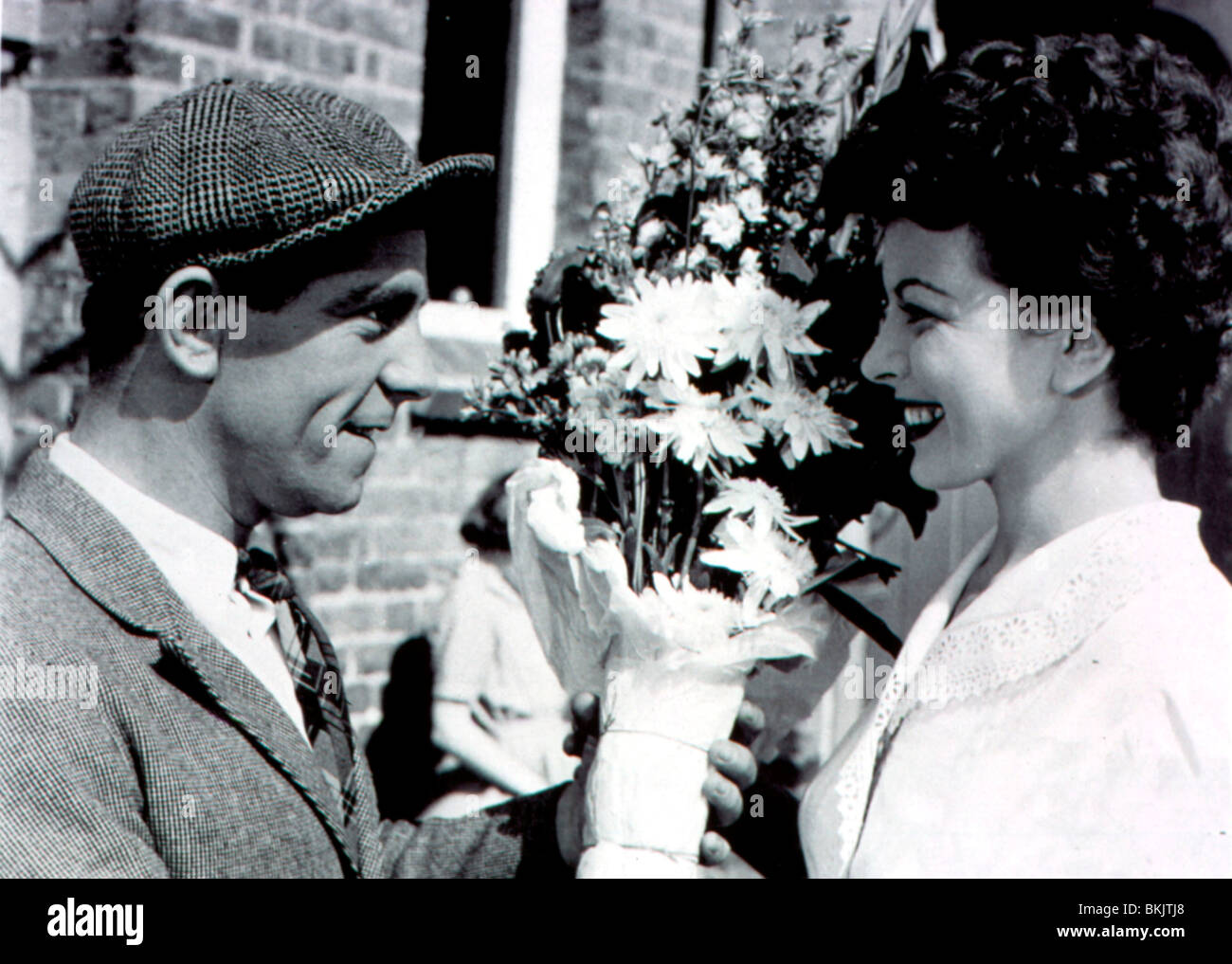 ONE GOOD TURN (1954) NORMAN WISDOM, JOAN RICE, JOHN PADDY CARSTAIRS (DIR) OGO 006 Stock Photo