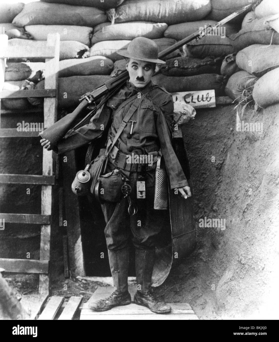 SHOULDER ARMS (1918) CHARLIE CHAPLIN SAMS 001P Stock Photo