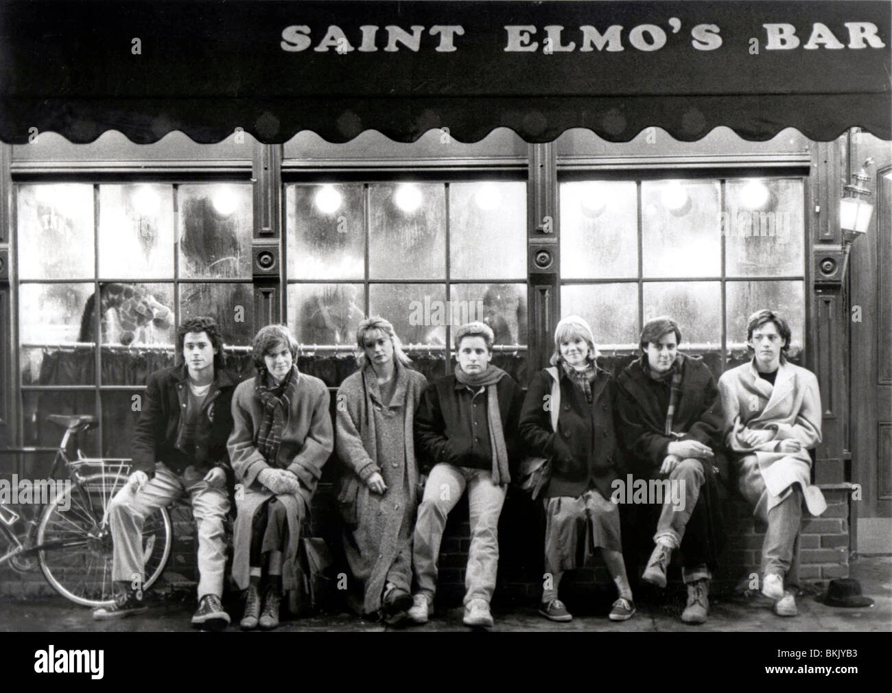 ST ELMO'S FIRE (1985) ROB LOWE, ALLY SHEEDY, DEMI MOORE, EMILIO ESTEVEZ, MARE WINNINGHAM, JUDD NELSON, ANDREW MCCARTHY STEL 011 Stock Photo