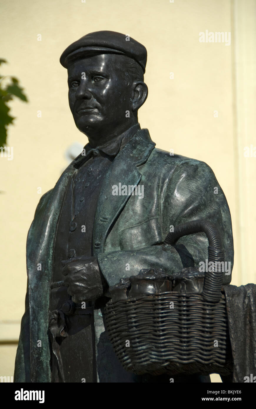 Statue of a market trader, 'Uncle John' the pieman (John Harrison