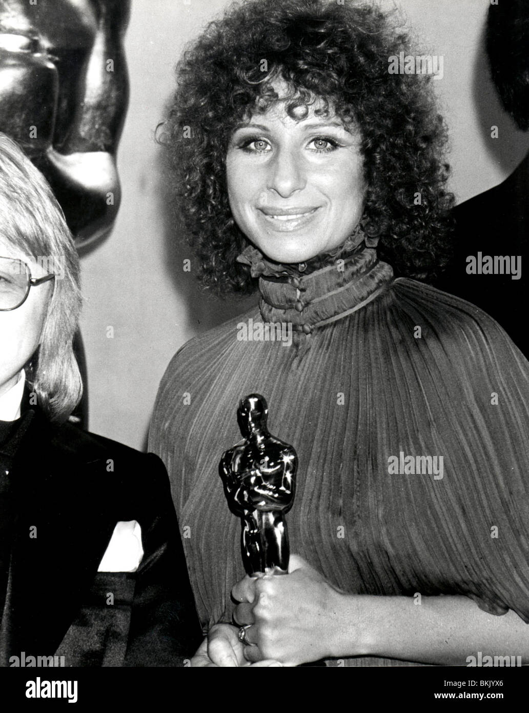 OSCAR-THE AWARDS (THE OSCARS) (ACADEMY AWARDS) 1977 BARBRA STREISAND BEST SONG FOR A STAR IS BORN STIS 007 P Stock Photo