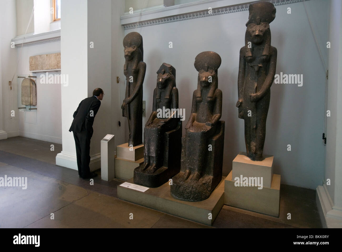 Egyptian statues hi-res stock photography and images - Alamy