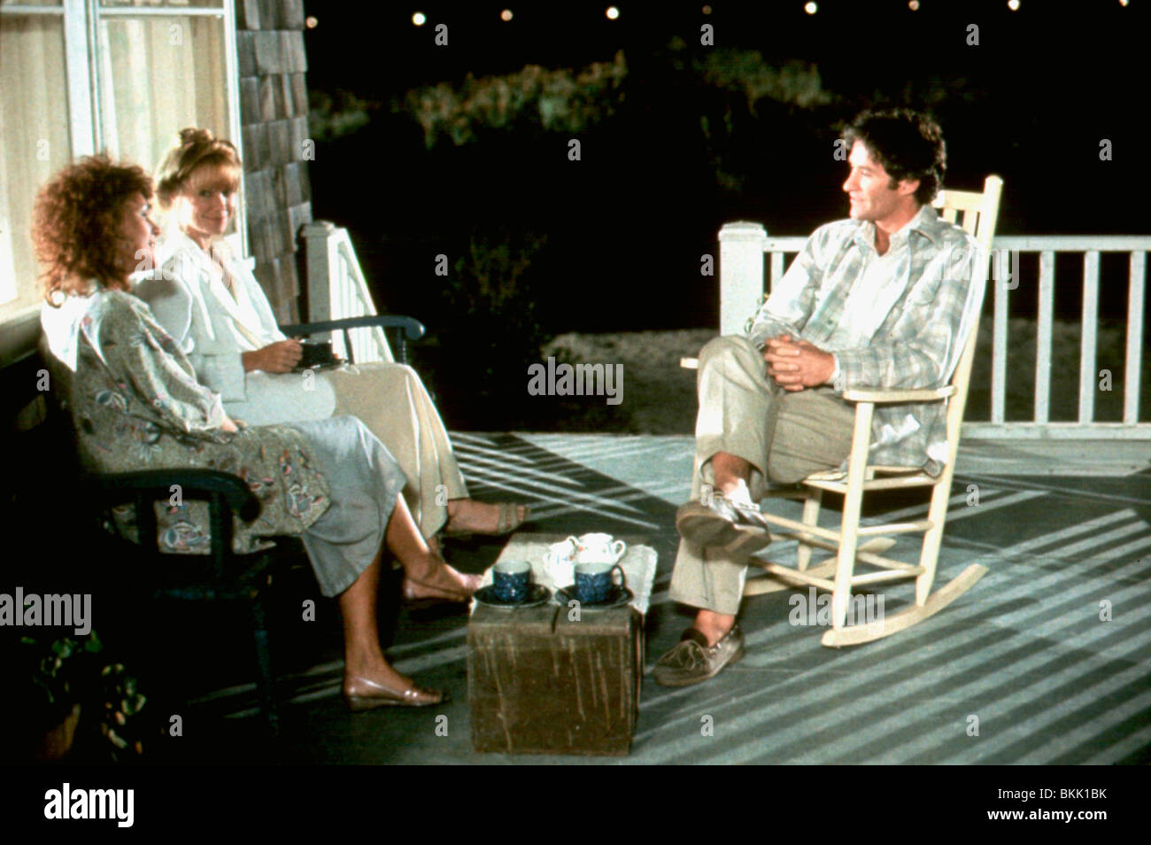 VIOLETS ARE BLUE (1986) BONNIE BEDELIA, SISSY SPACEK, KEVIN KLINE VABL 006 Stock Photo Alamy
