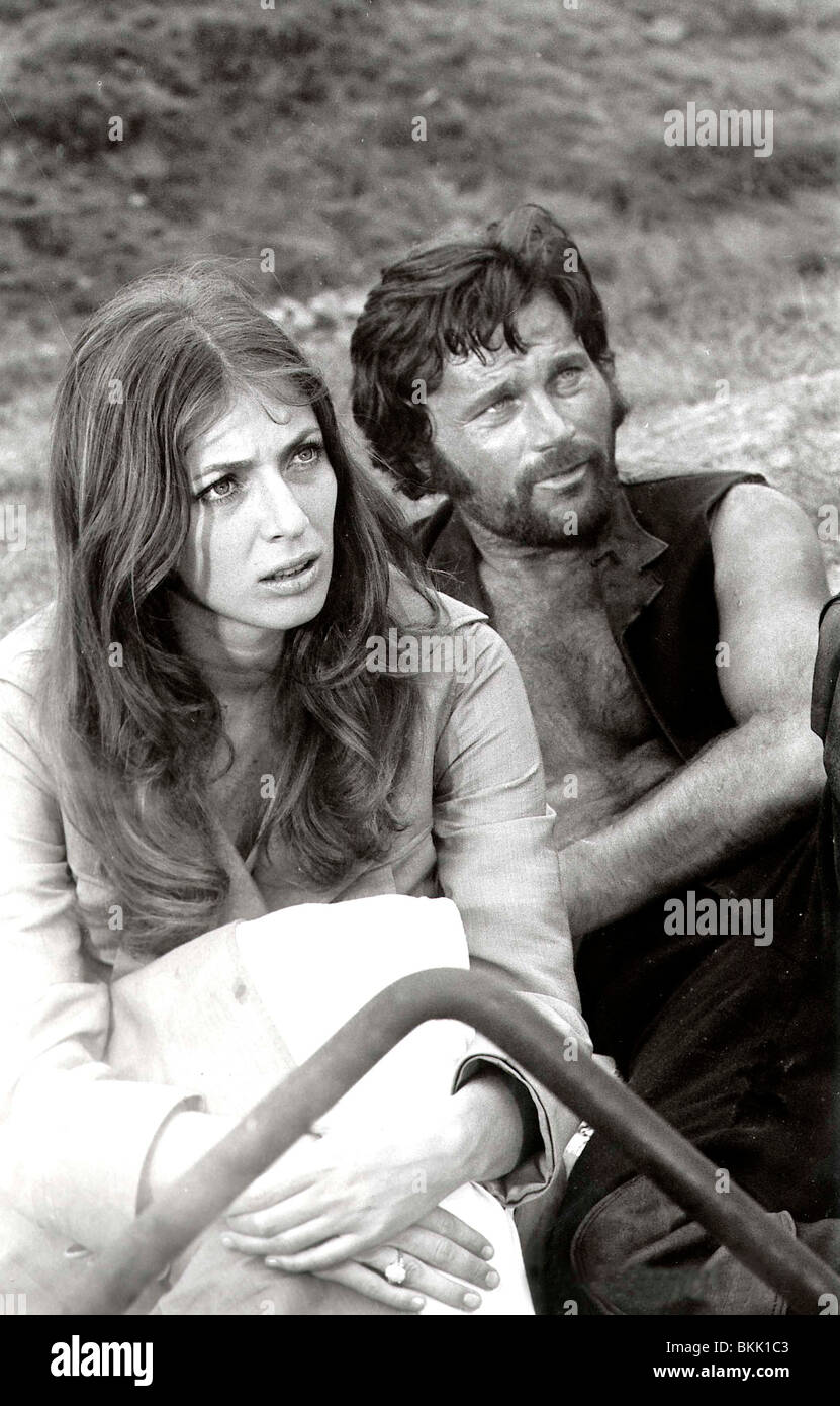 THE VIRGIN AND THE GYPSY (1970) JOANNA SHIMKUS, FRANCO NERO VATG 001 P Stock Photo