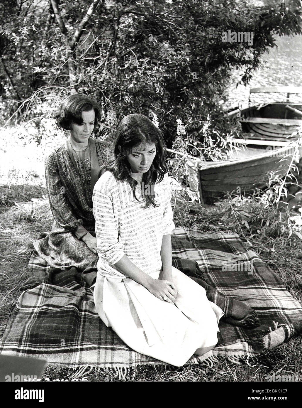THE VIRGIN AND THE GYPSY (1970) HONOR BLACKMAN, JOANNA SHIMKUS VATG 004 P Stock Photo