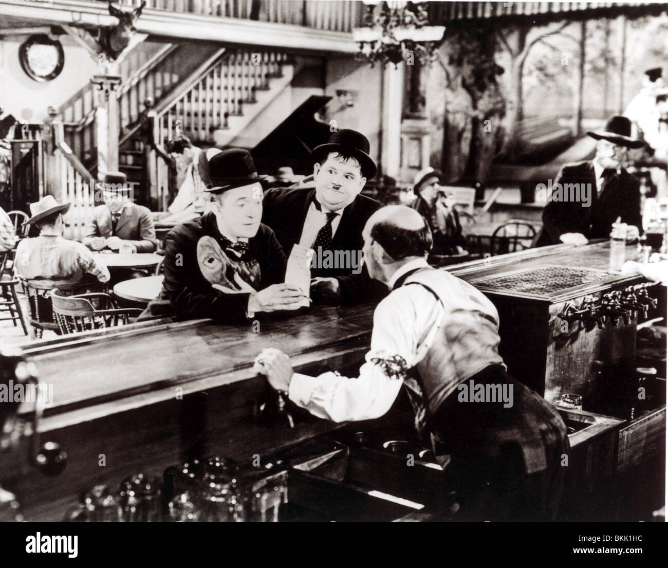 WAY OUT WEST (1937) STAN LAUREL, OLIVER HARDY, LAUREL AND HARDY WOW 006P Stock Photo