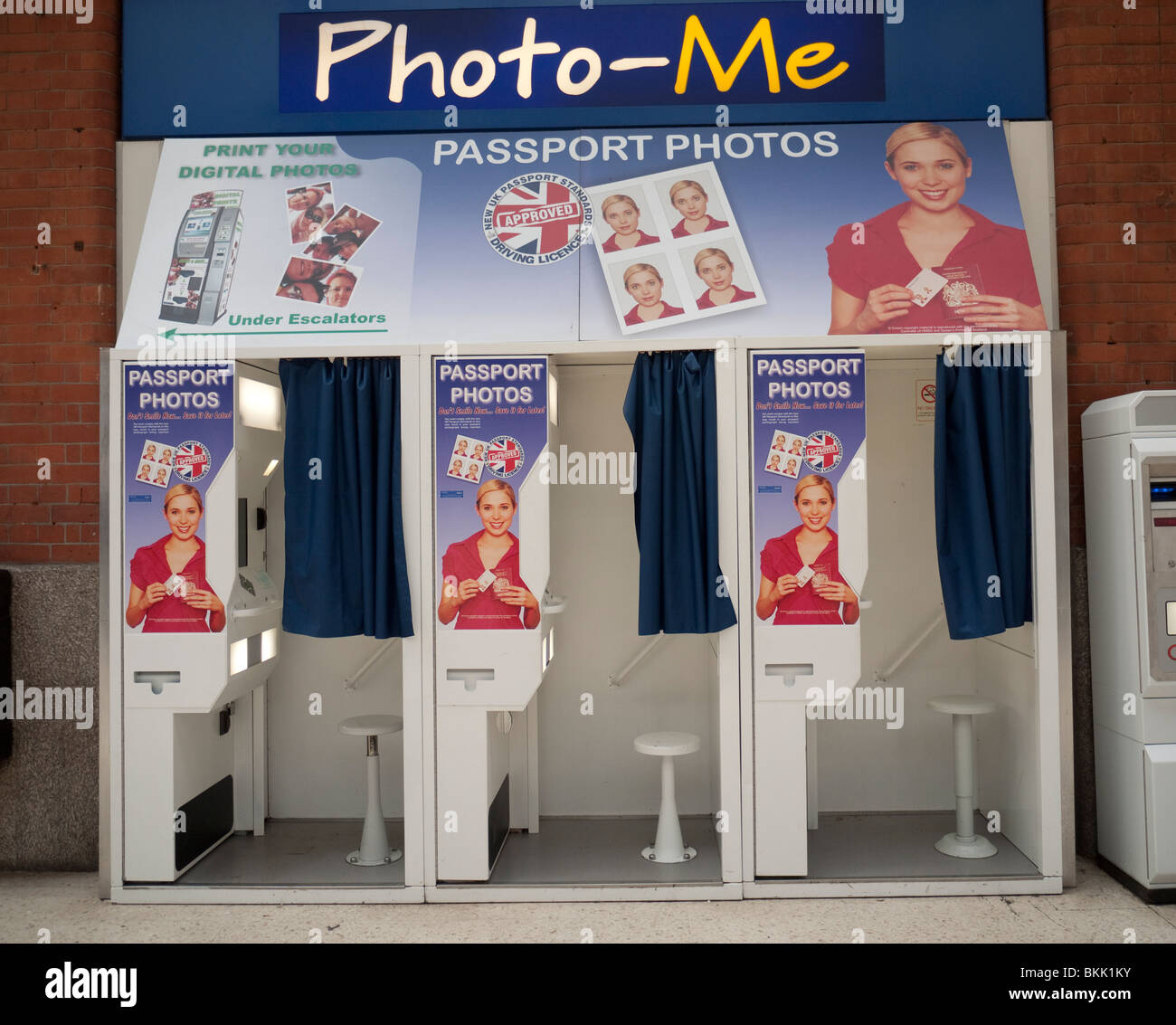 photo-me-passport-photo-booths-hi-res-stock-photography-and-43-off