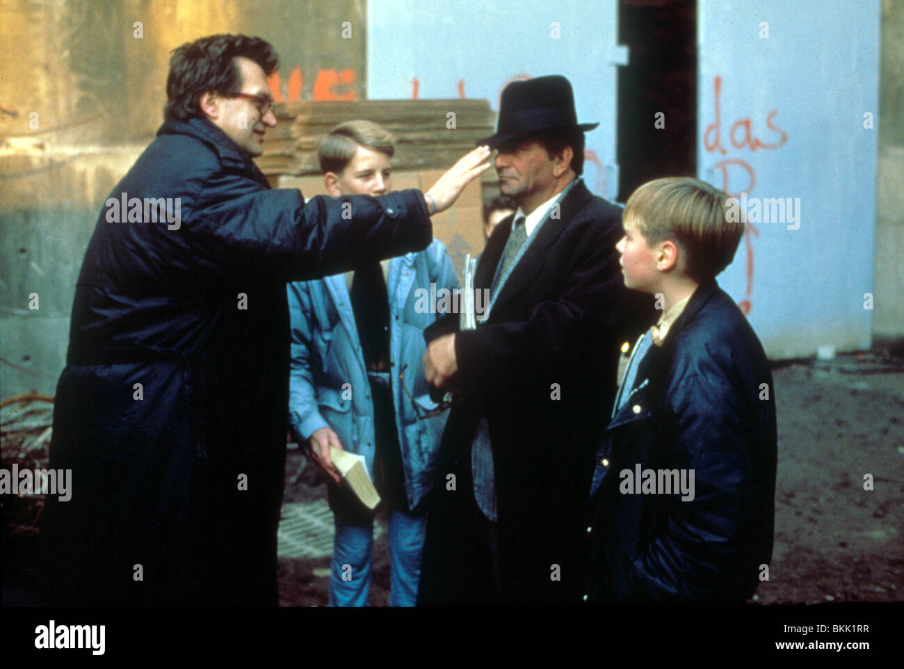 WIM WENDERS (DIR) O/S 'WINGS OF DESIRE' WITH PETER FALK WIMW 003 Stock  Photo - Alamy
