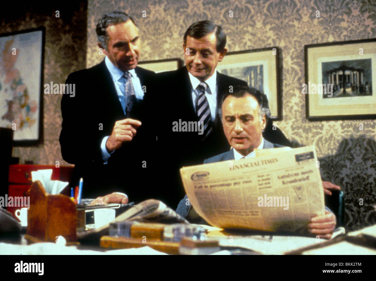 YES, PRIME MINISTER (TV) NIGEL HAWTHORNE, DEREK FOWLDS, PAUL EDDINGTON YSPM 001 Stock Photo