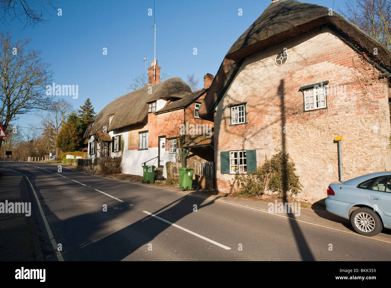 Traditional thatched cottages in the Thames village of Clifton Hampden, Oxfordshire, Uk Stock Photo