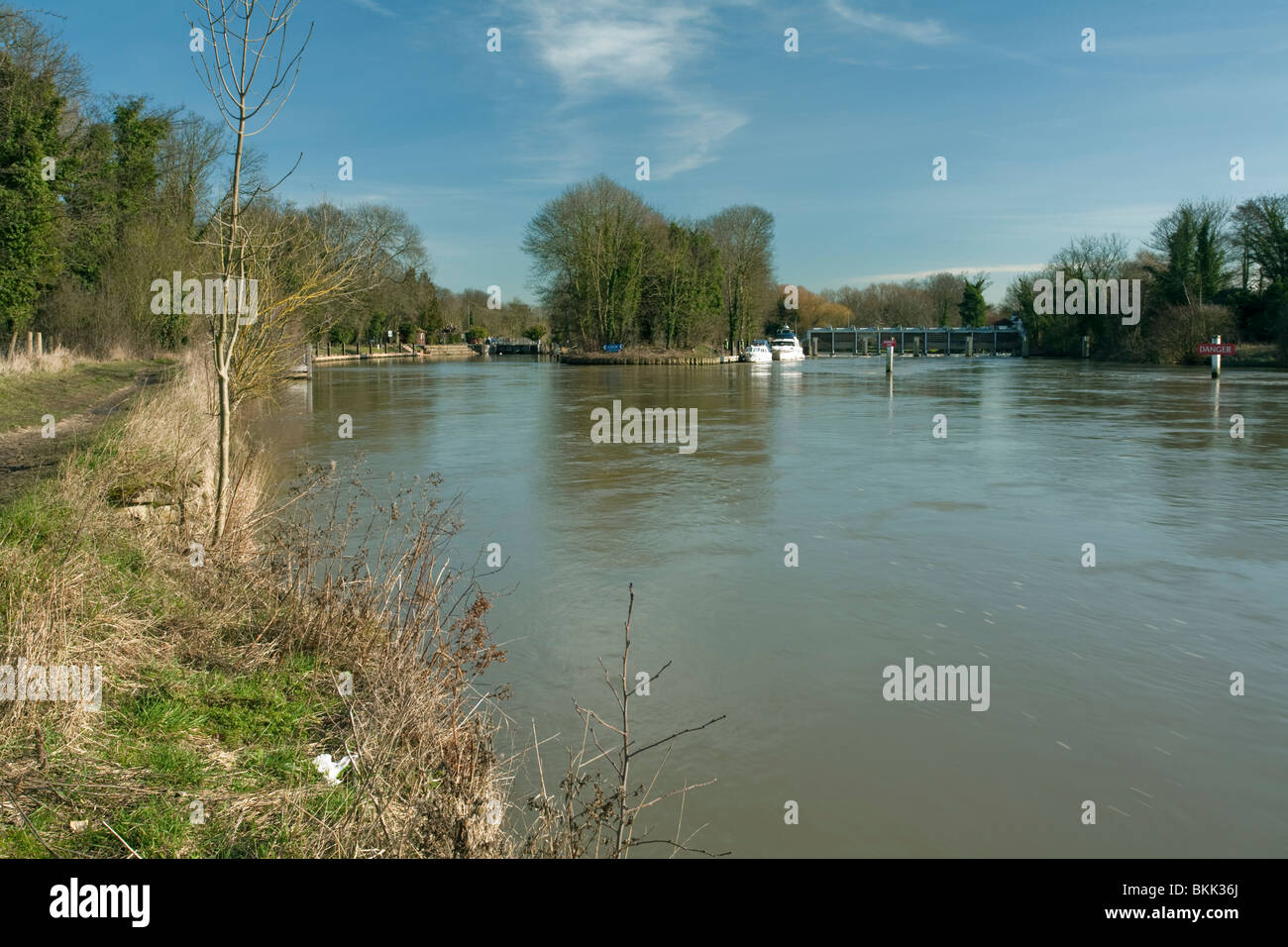 Bray Lock and Weir on the River Thames, Berkshire, Uk Stock Photo