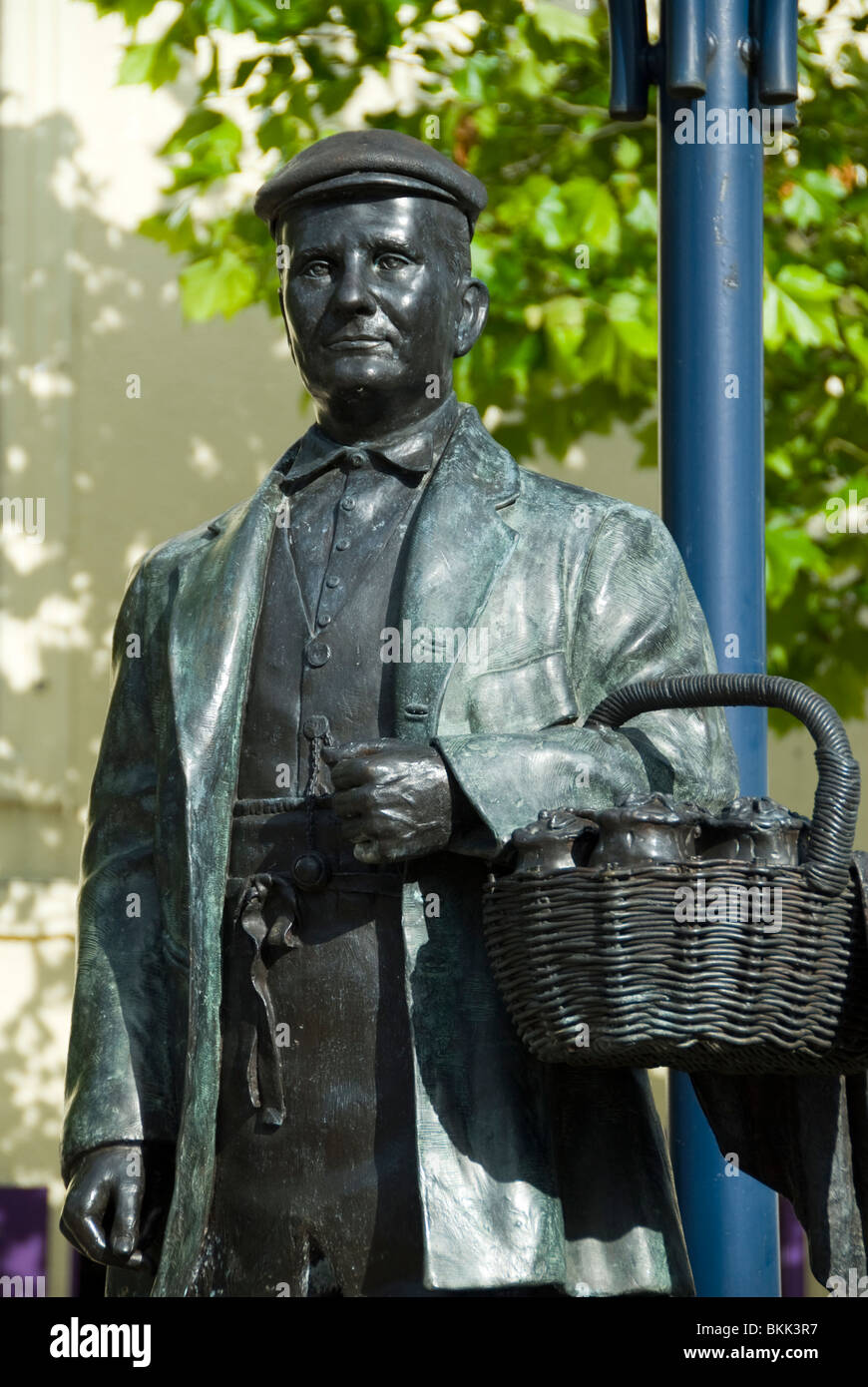 Statue of a market trader, 'Uncle John' the pieman (John Harrison