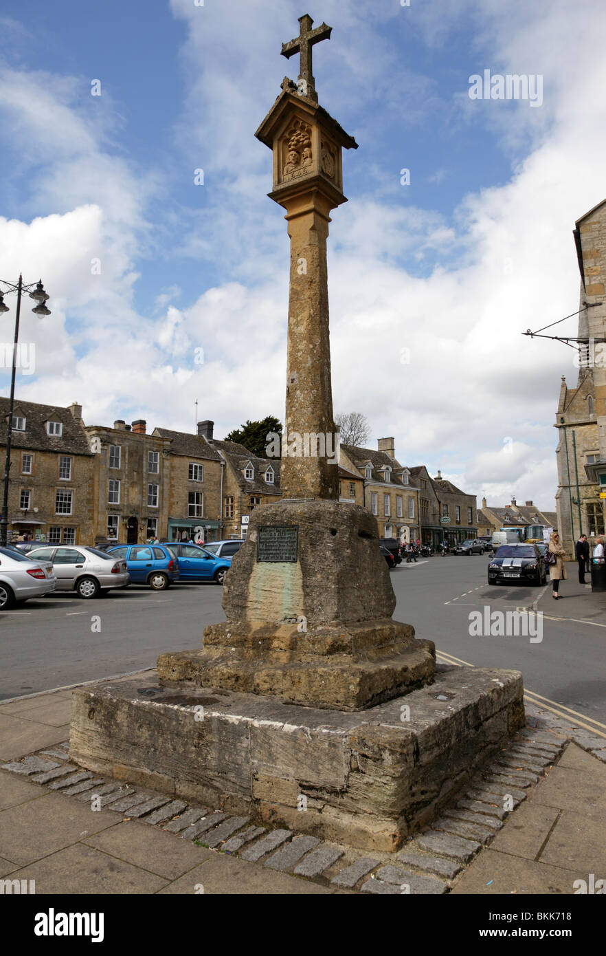 the medieval town cross in market square stow on the wold gloucestershire uk Stock Photo