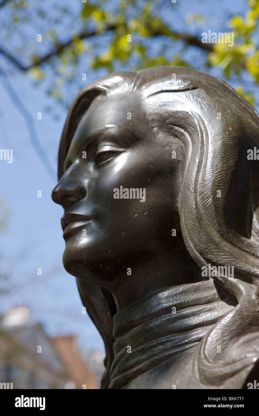 Dalida Statue In The Montmartre Paris Stock Photo Alamy Dalida Statue In The Montmartre Paris Stock Photo Alamy