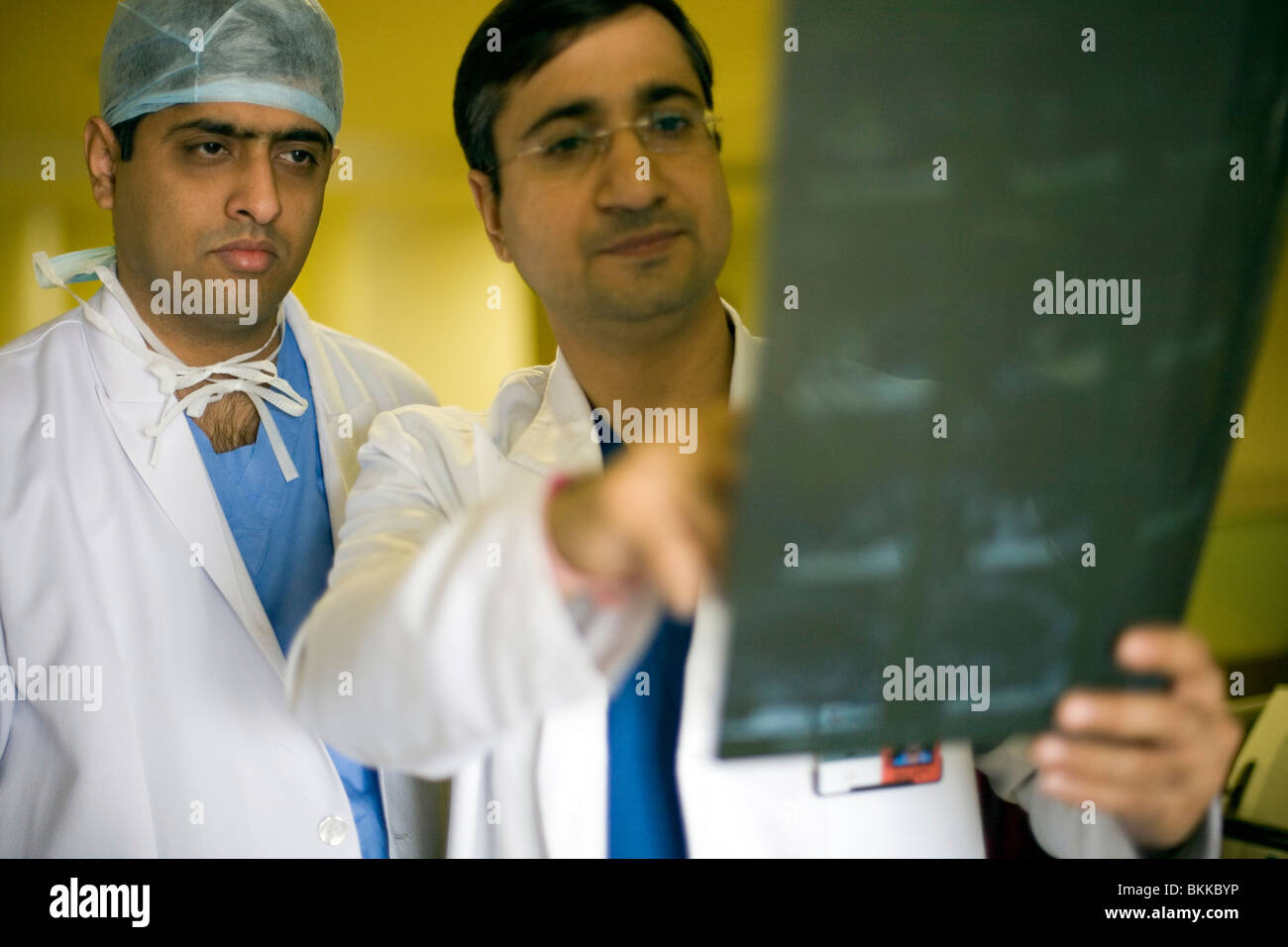 Doctors discuss a patient's x-ray at the Medicity Hospital, Gurgaon, India Stock Photo