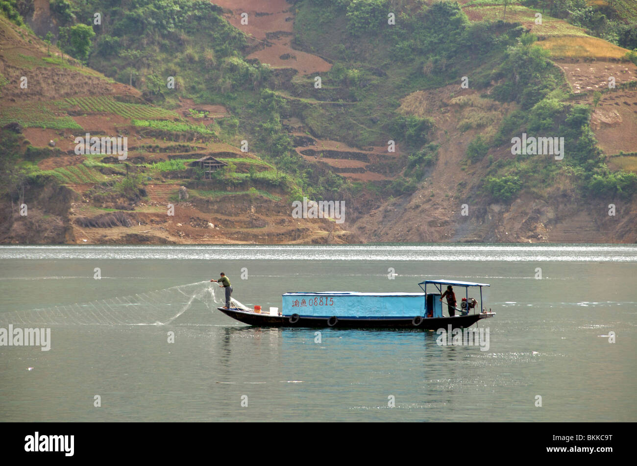 Fisherman pulling in nets Three Gorges Yangzi River Hubei Province China Stock Photo
