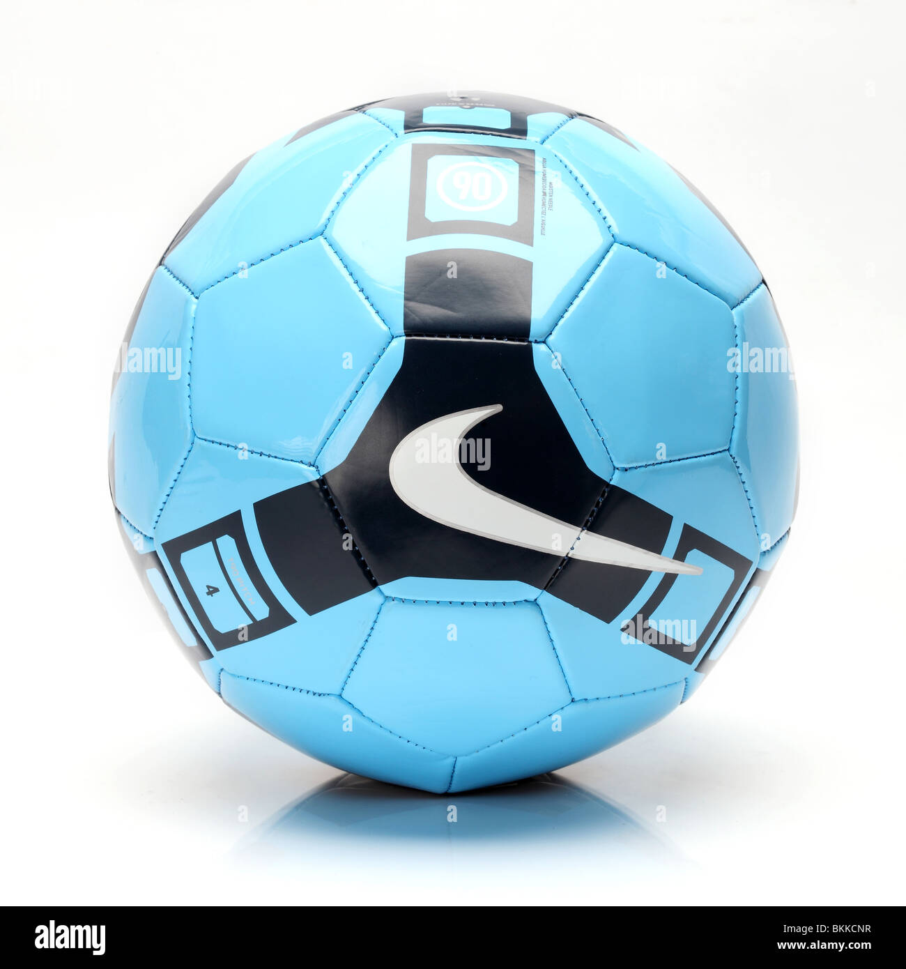 Chaussures de football noir et or avec un ballon de football Photo Stock -  Alamy