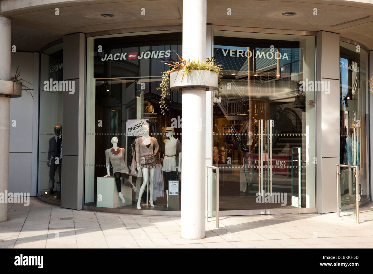 maak het plat Ongrijpbaar kristal Jack Jones / Vero Moda clothing store Stock Photo - Alamy