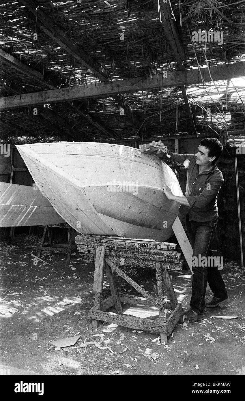 A boat-builder working on a new vessel in al-Matariyyah on Lake Manzalah, Nile Delta, Egypt Stock Photo