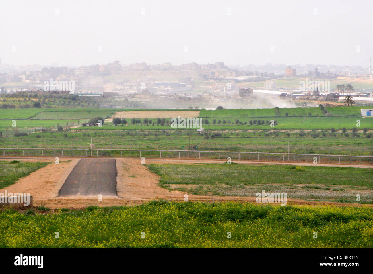 The Gaza-Israeli border at the north of Gaza strip Stock Photo - Alamy