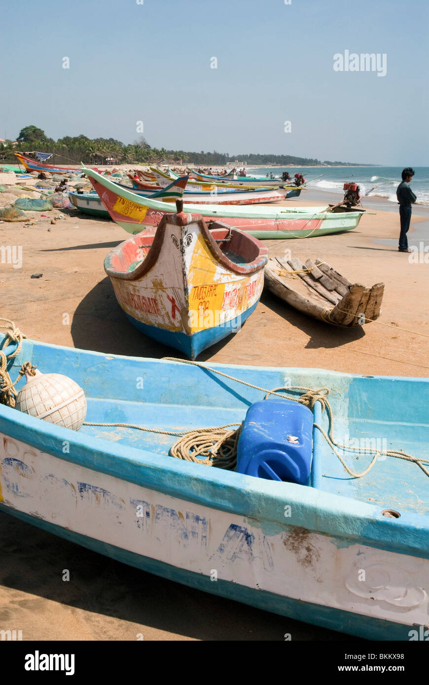 India, Tamil Nadu, Mahabalipuram fishing boats on the shore Stock Photo