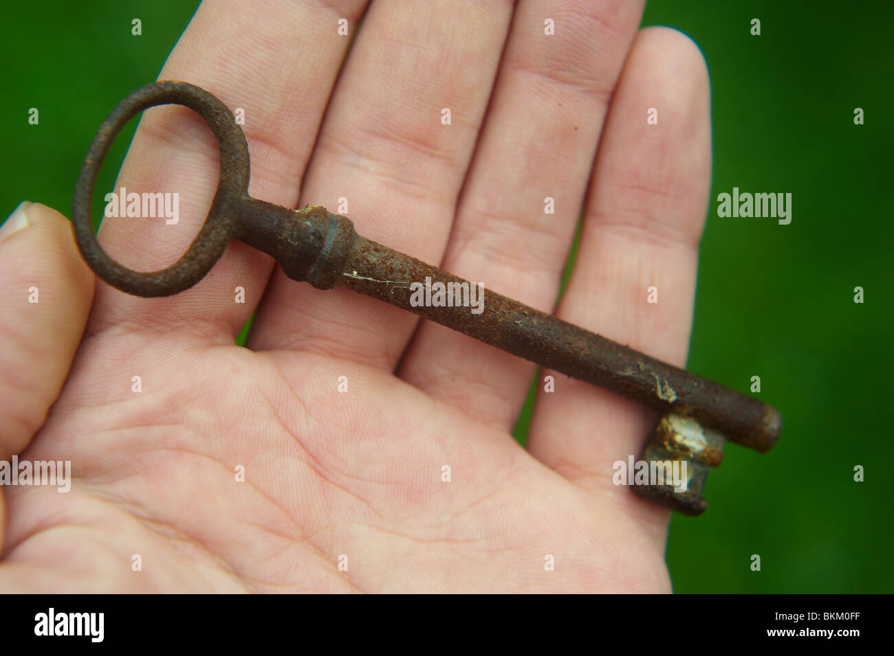 Hand old key hi-res stock photography and images - Alamy